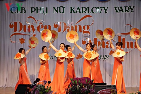 Duyên dáng mùa thu tôn vinh nét đẹp phụ nữ Việt tại Séc